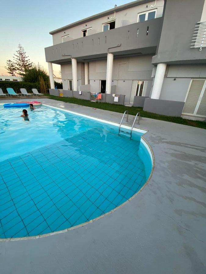Banana Moon Aparthotel Adelianos Kampos Exterior foto