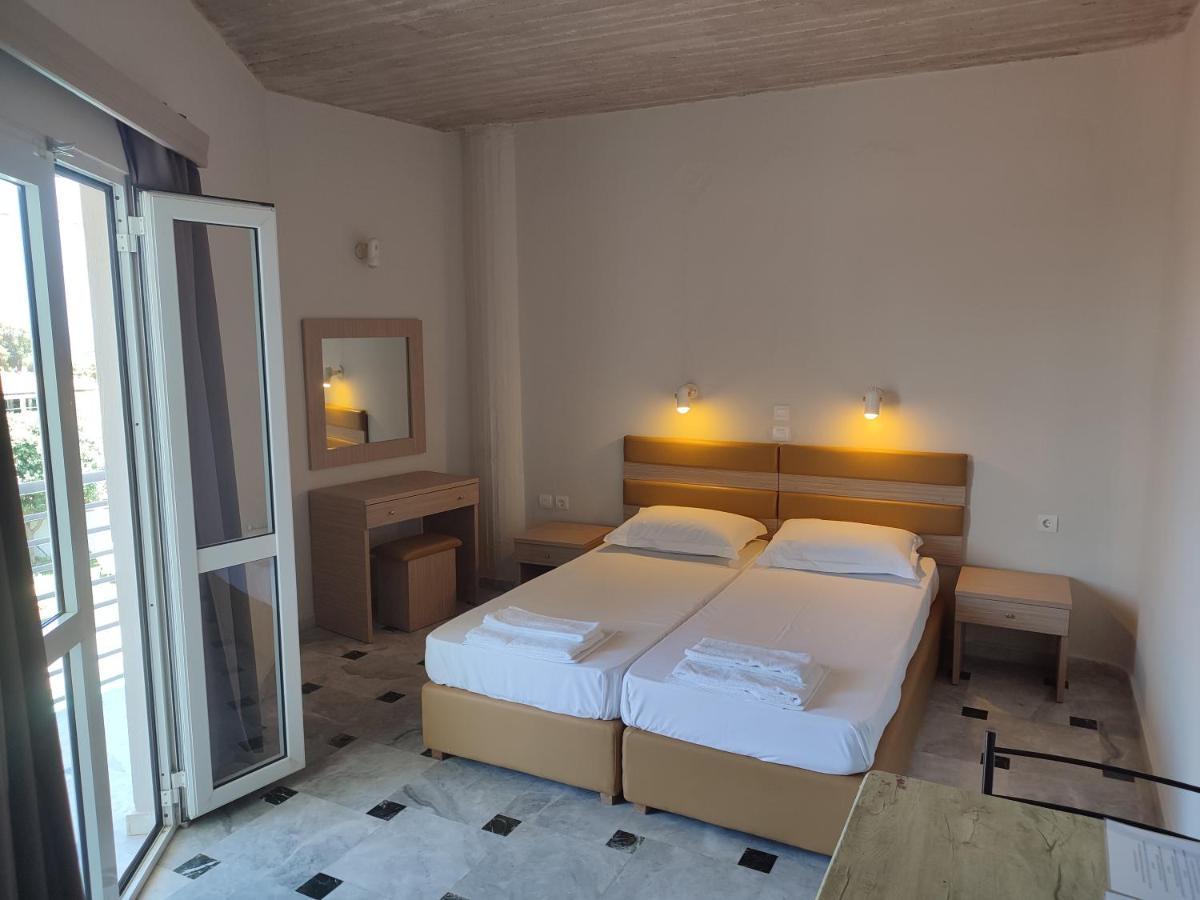 Banana Moon Aparthotel Adelianos Kampos Exterior foto